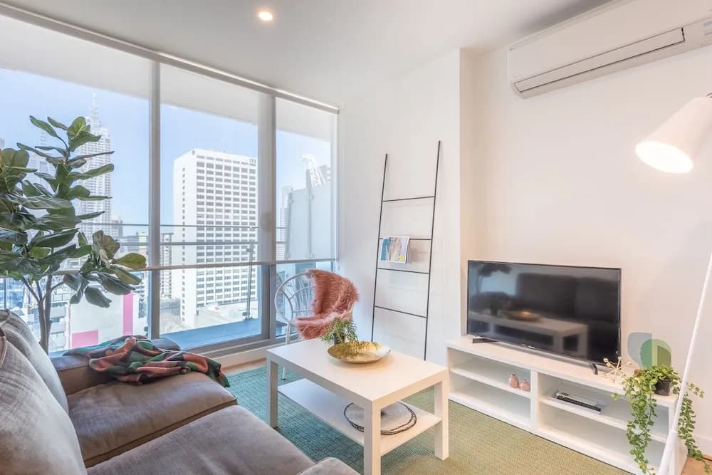 Stylish city views CBD 2 bed 2 bath - photo 2