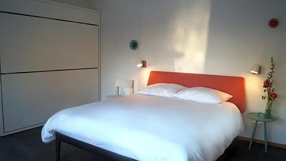 Room With A Few - photo 2