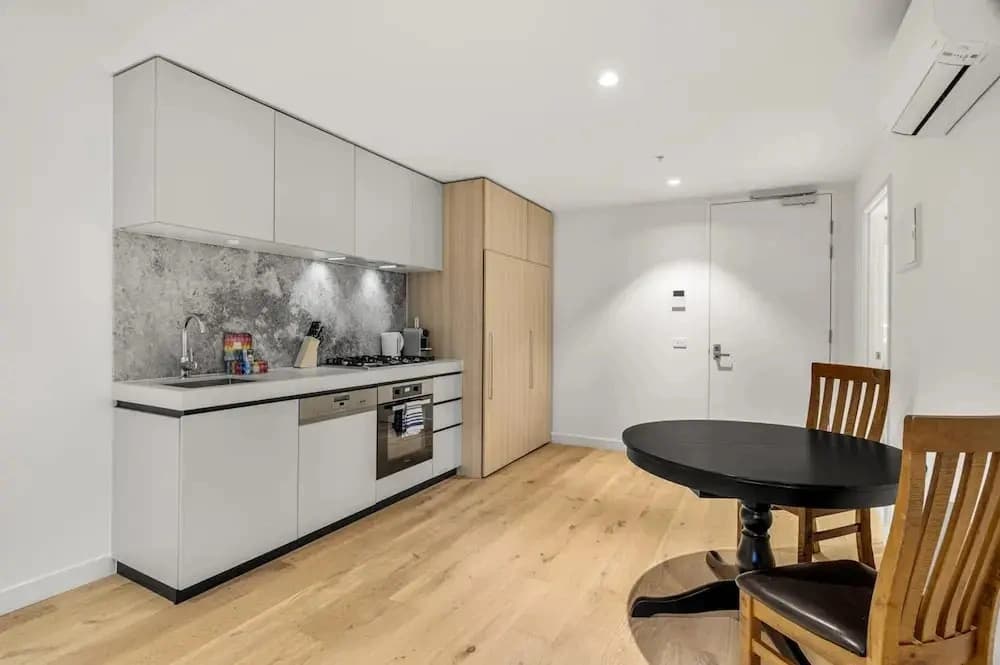 Chic 1-bed South Melbourne Unit With Pool & Gym - photo 12