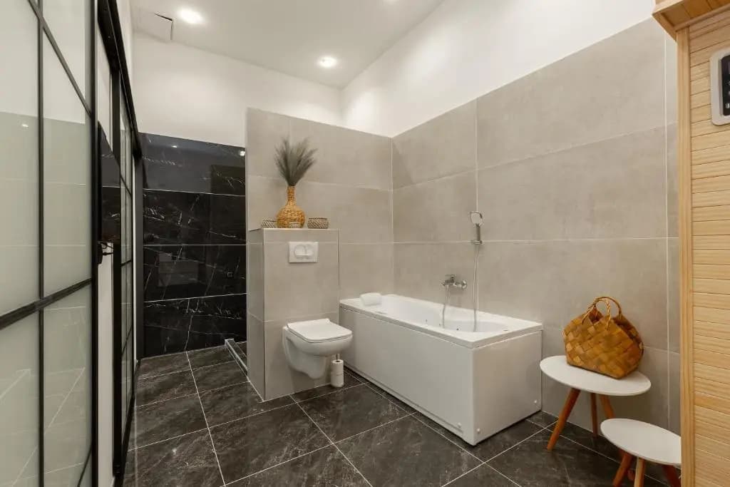 SUPER CENTRAL 2BR-2BT with Balcony&View&Sauna&Jacuzzi - main photo