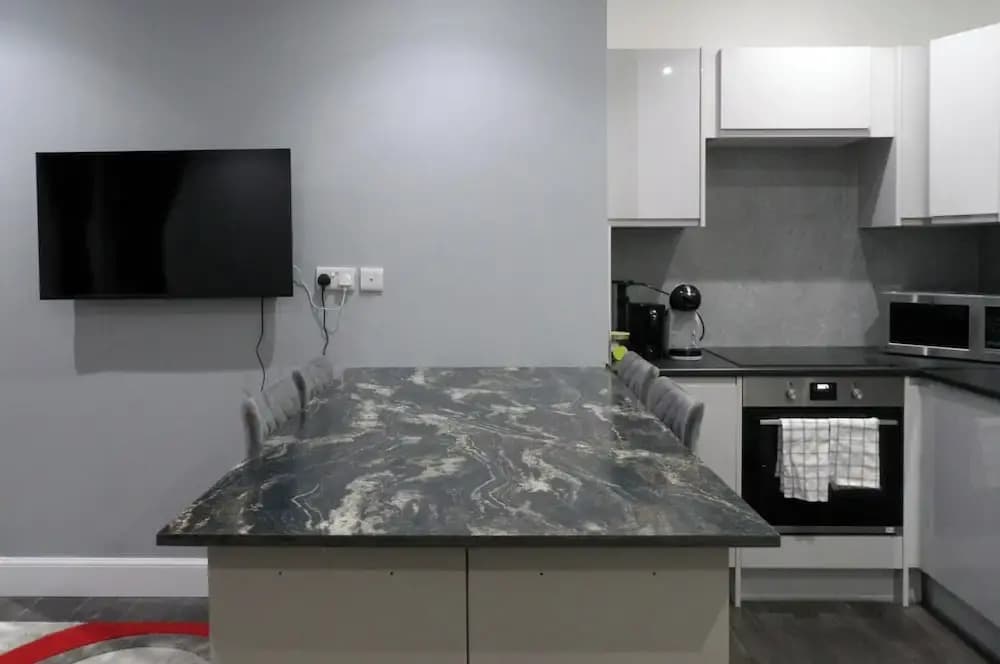 2bed Apt Sleeps 4-near Meadows Park, Parking, Wifi - photo 2