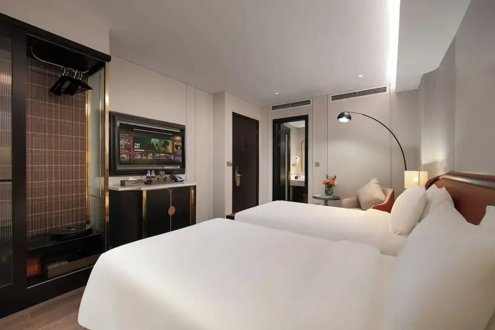 Le Premier Hotel & Rooftop Bar - photo 7