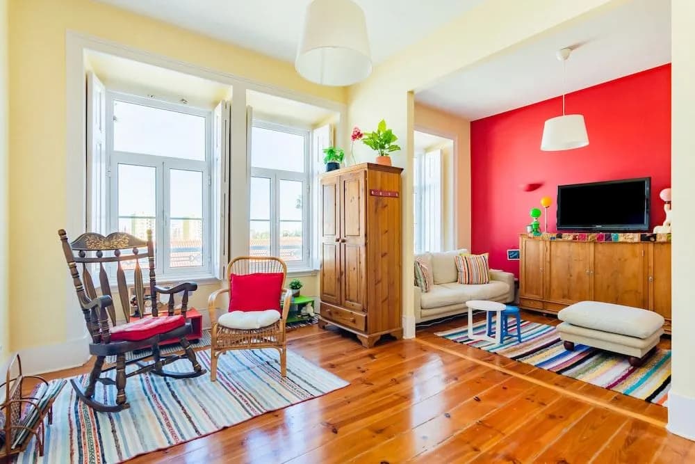 Bright & Beautiful Top Floor Graça Flat - photo 6