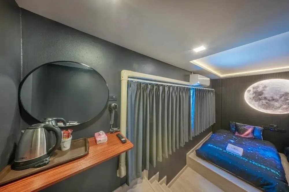 Space Station Hostel - photo 22