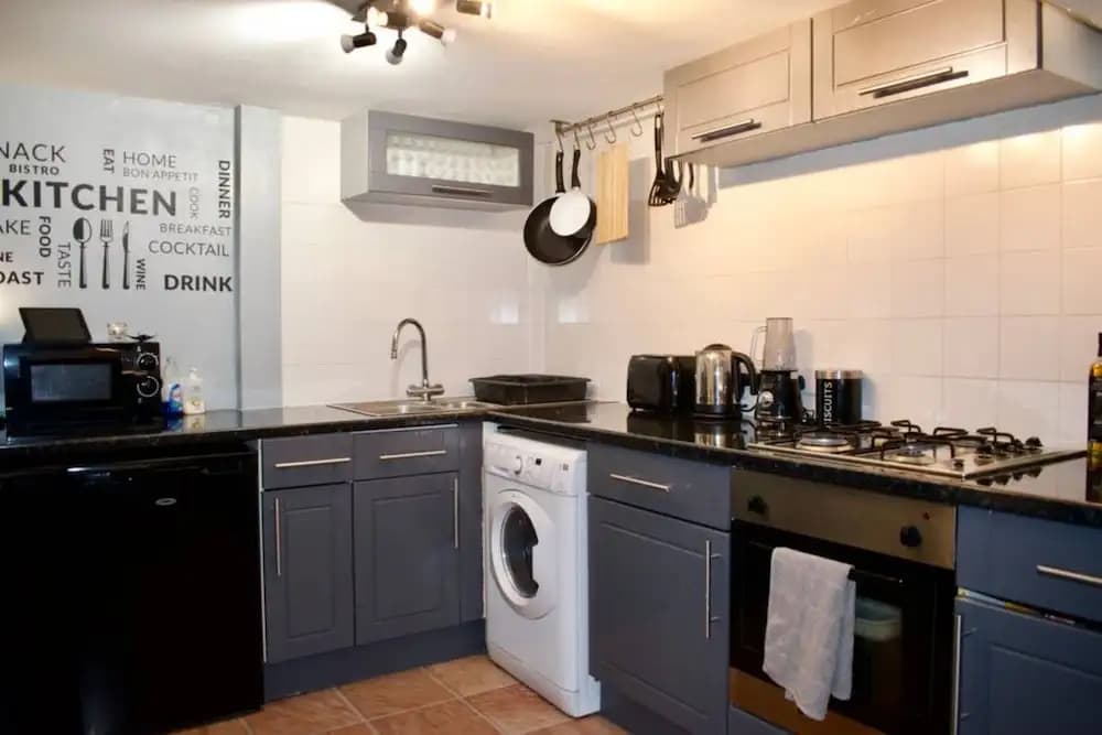 Cosy 1 Bedroom Edinburgh Apartment - photo 13