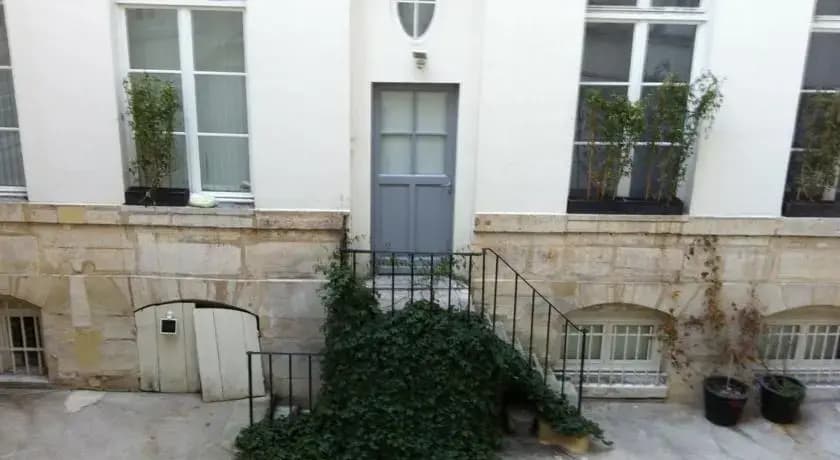 Into Paris - Louvre Apartment - photo 1