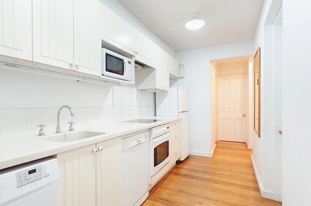 Charming Centrally Located 2 Bedroom Accommodation - photo 10