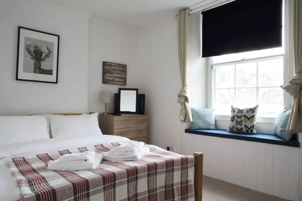 Central 2 Bedroom Flat In Edinburgh - photo 3