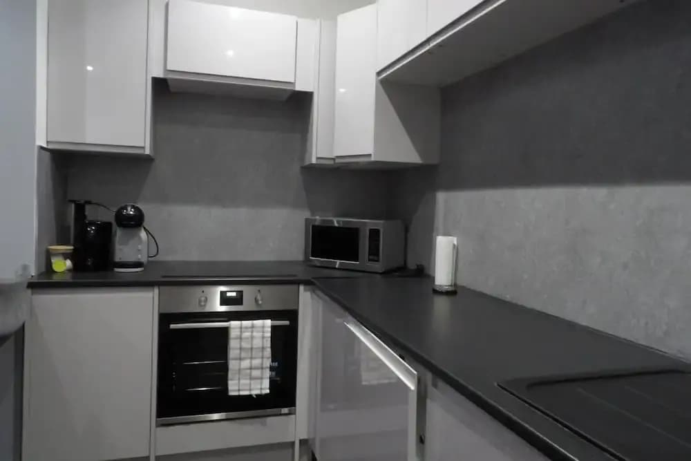 2bed Apt Sleeps 4-near Meadows Park, Parking, Wifi - photo 3