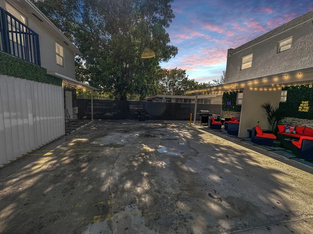 4 to 14 Guests 2 Kitchens Deco Retreat BBQ Patio - photo 16