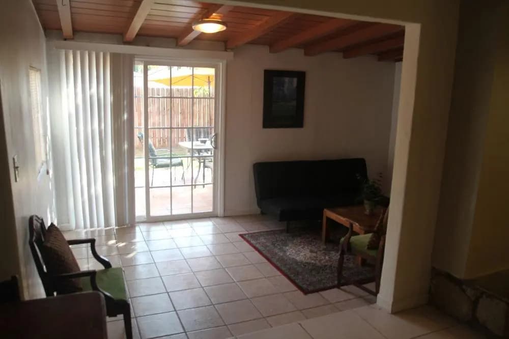 Comfy 3 Bedroom Home - photo 7