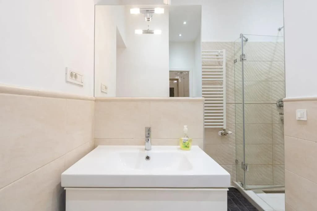 DON'T LOOK any further - Gary's superb apartment - photo 7