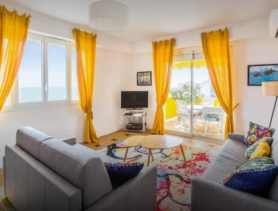 Stunning 2 bed Flat Nice front of the beach Seaview - photo 1