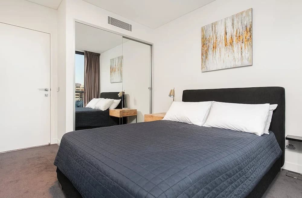 SH147 Sleek Split Level 2BR Surry Hills - photo 4