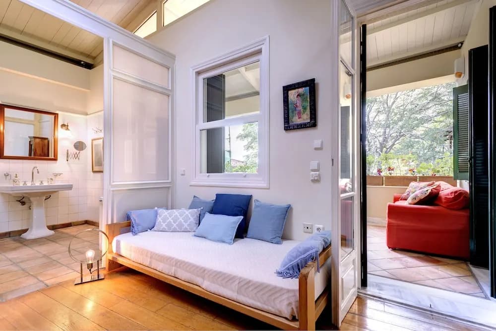 Artistic neoclassical residence - photo 4