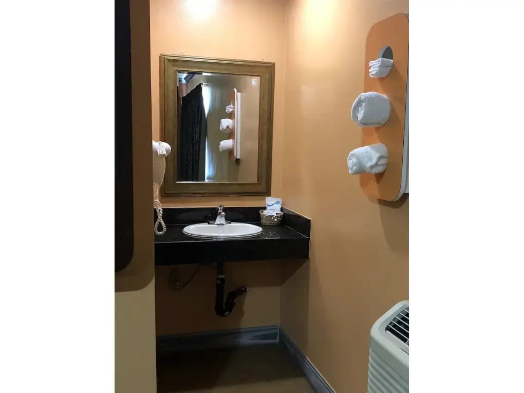 El Rancho Motel - photo 9
