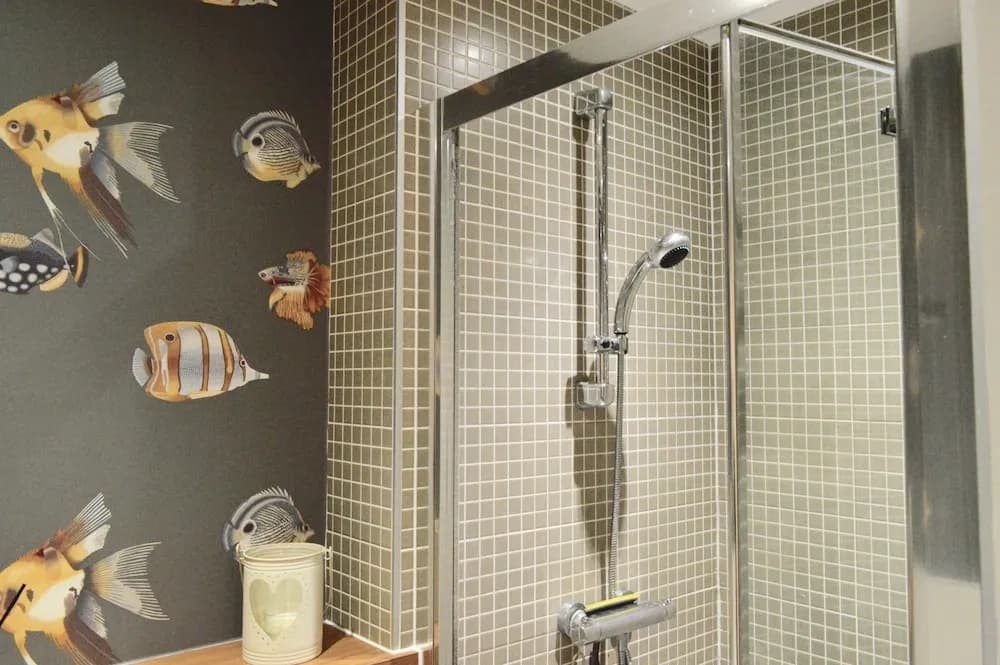 Bright Centrally Located Apartment - photo 9