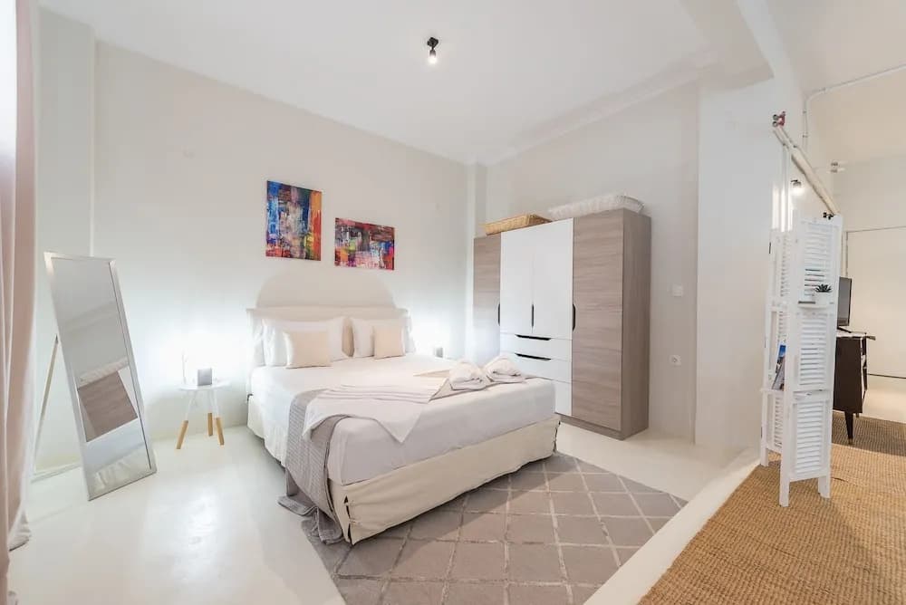 Stylish and Spacious Koukaki Apartment by Cloudkeys - photo 9