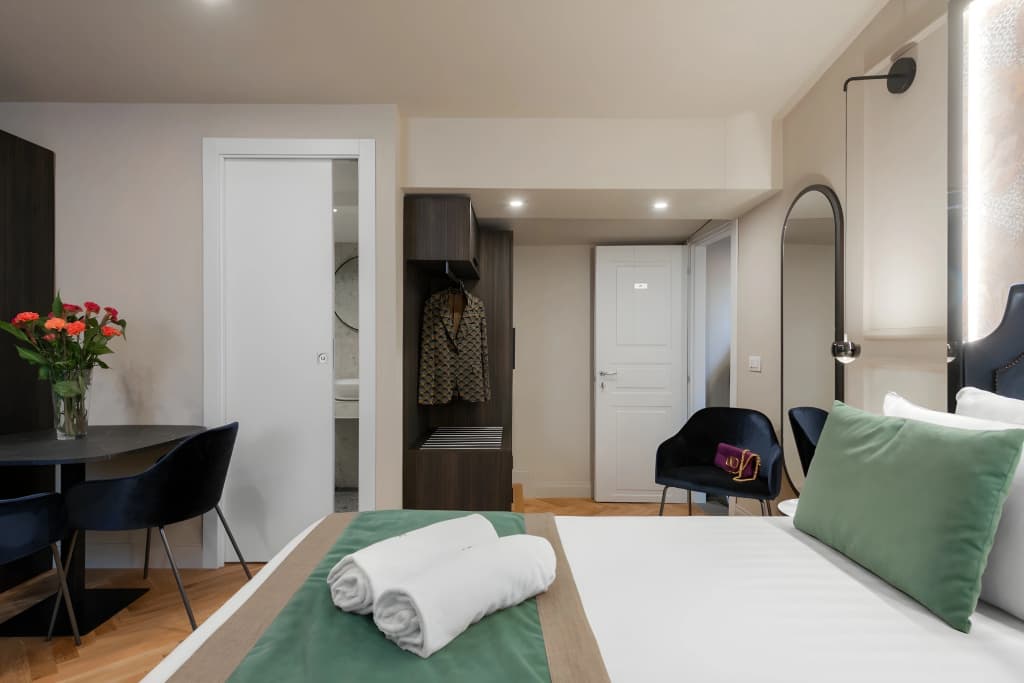 Hotel 77 Seventy-Seven - photo 42