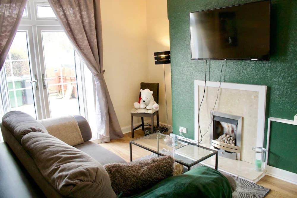 Ground Floor 2 Bedroom Flat - photo 3
