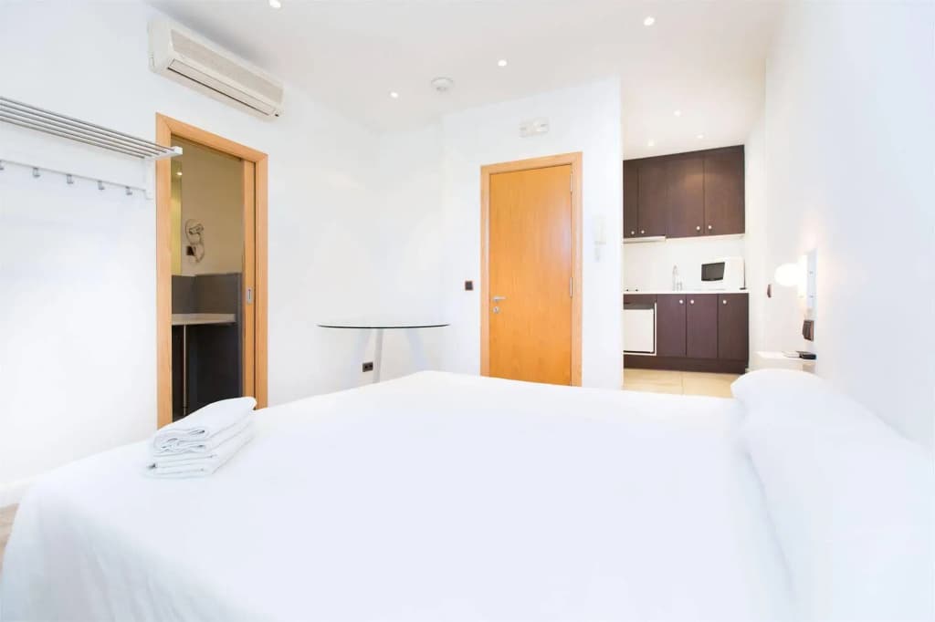 AinB Las Ramblas Colón Apartments - photo 5