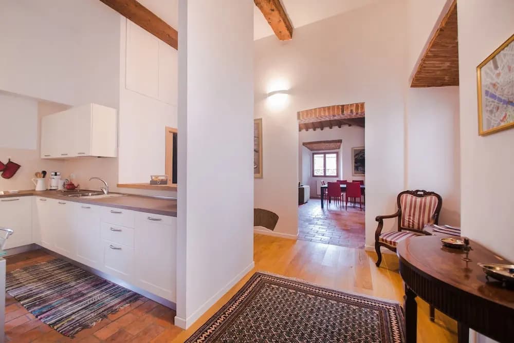 Central Location in Florence Inviting 3BD Apt - photo 1
