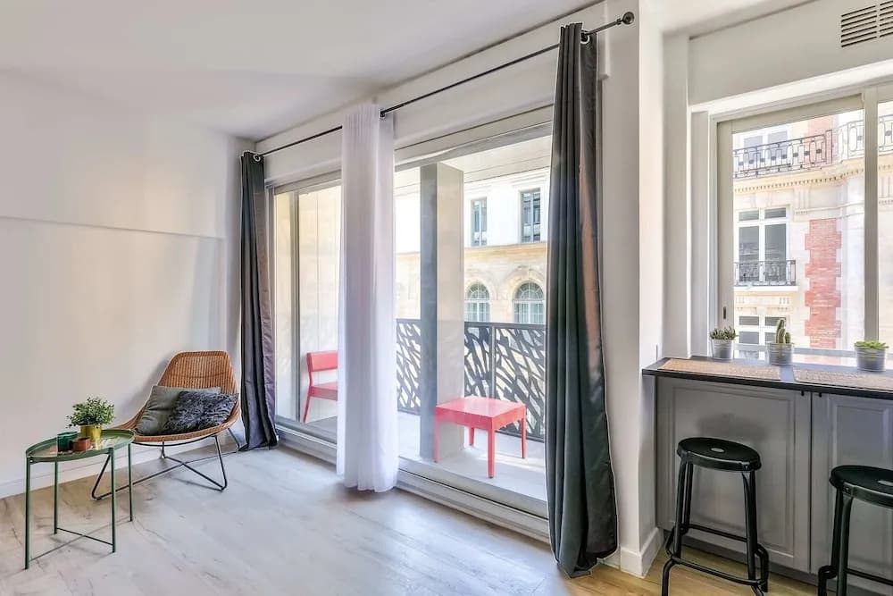 Charming 2 Room Apartment With Balcony - Paris 8ème - photo 7