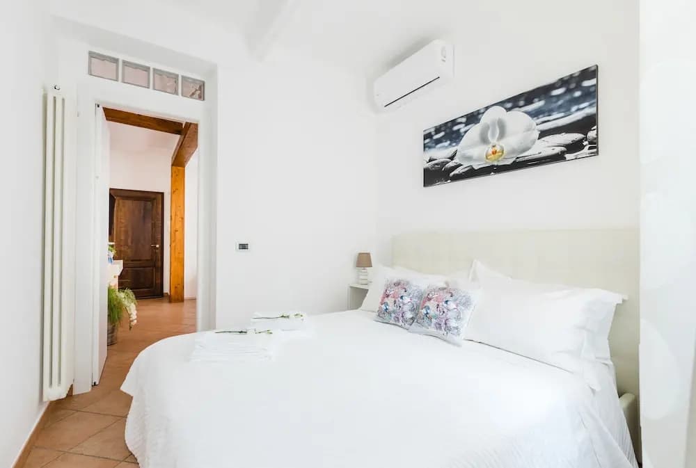Florence Liona Apartments - main photo
