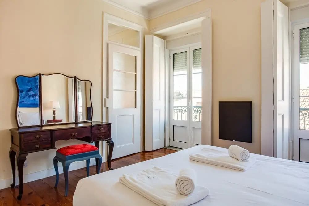 ALTIDO Fantastic 3BR Apt w/ City Views & Workspace in Principe Real - photo 5