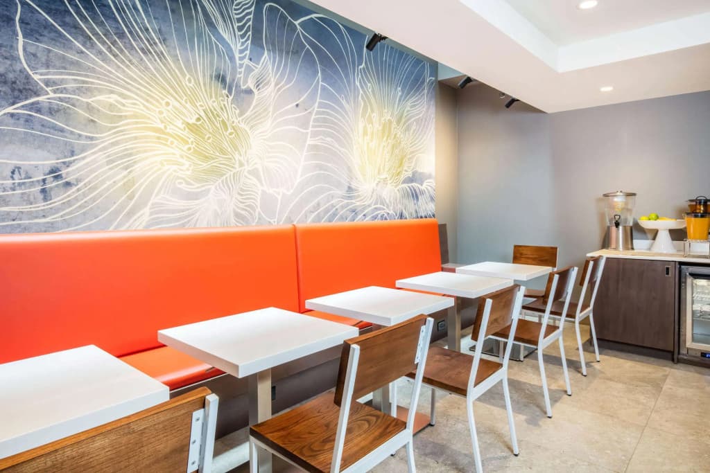 La Quinta Inn & Suites by Wyndham Times Square South - photo 16