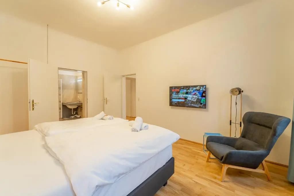 Generous Apartment next to the VIC/UNO - photo 2
