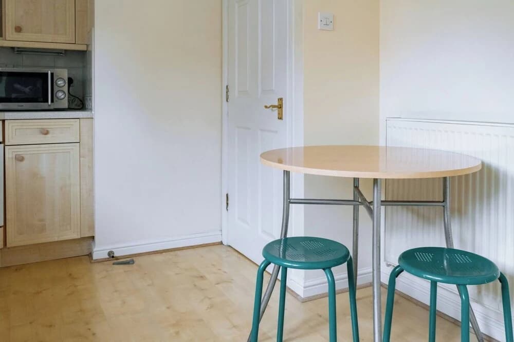 Snug & Serene 2BD Flat - Roseburn - photo 23