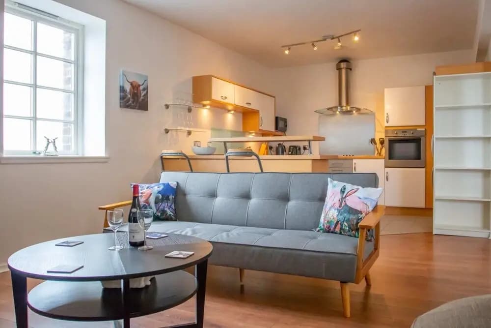 Spacious Flat In Converted Sugar Store - photo 3