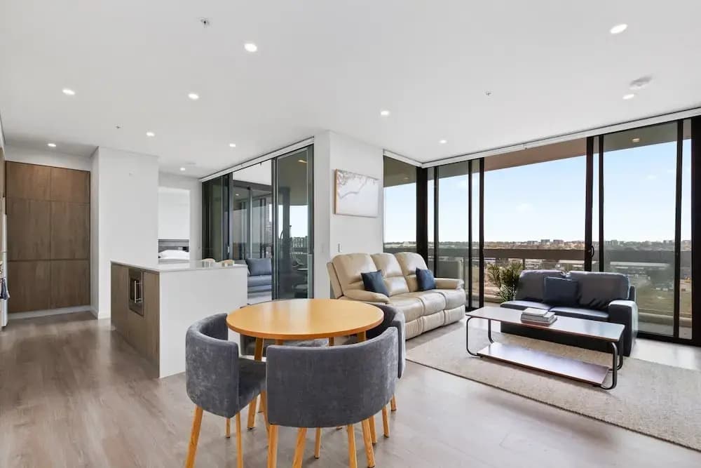 Luxe 2-bed: Modern Interiors, Balcony & BBQ Area - photo 15
