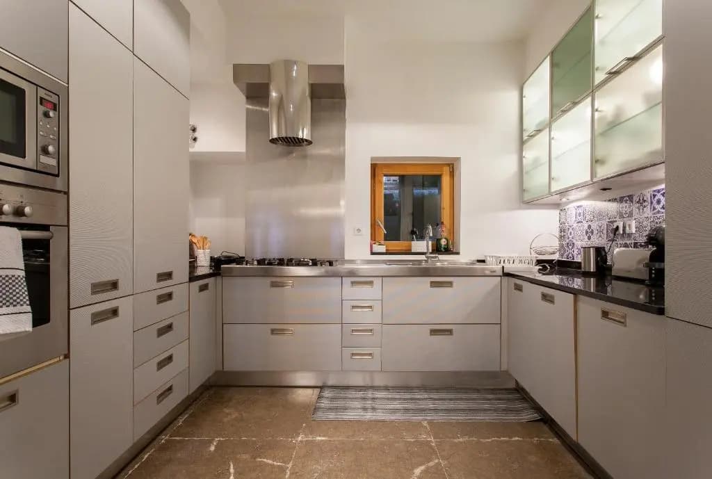 Chiado 4-Bedroom Flat - photo 17