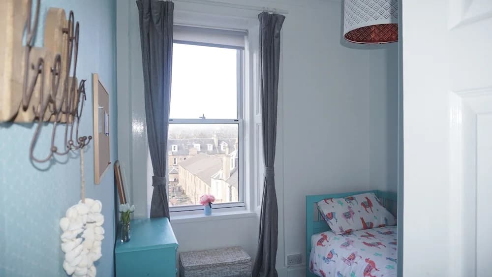 2 Bedroom Flat in Edinburgh With Free Parking - photo 2