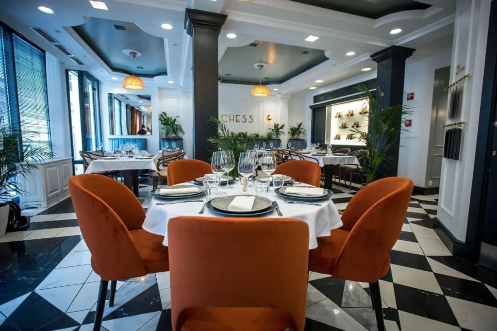 Queen's Court Hotel & Residence - photo 46