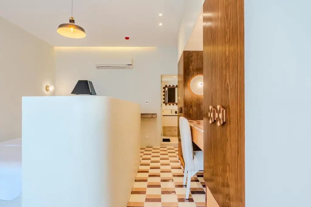 Longchamps Hotel - photo 2