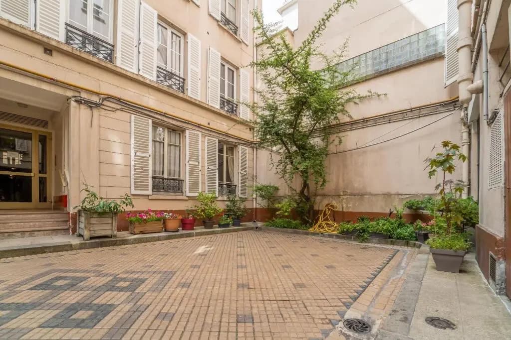 Beautiful 2-bedroom Apartment in South Pigalle - photo 1