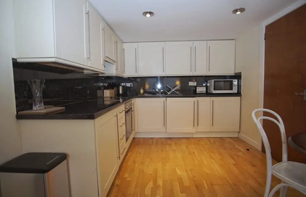 Bright, Spacious Old Town Flat for 6 - photo 16