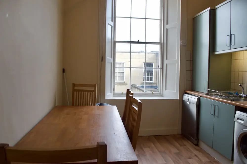3 Bedroom Central Flat With Castle Views - photo 12