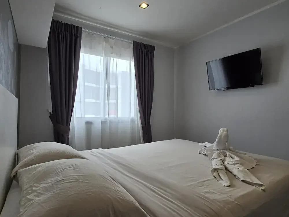Sleek Corner 1 Bed Apt T1-607 - photo 7