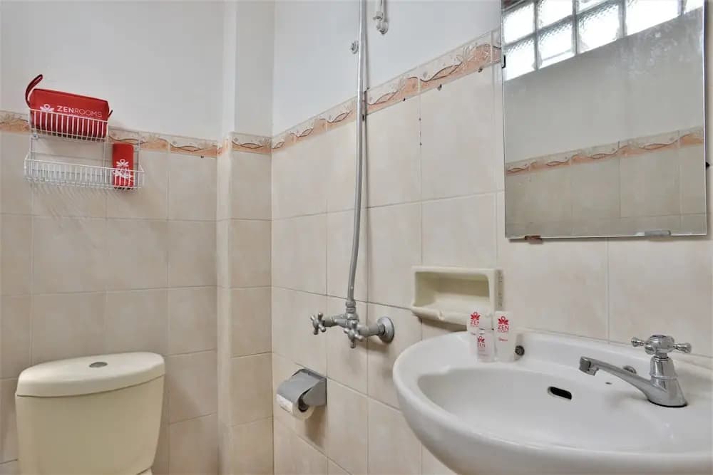 ZEN Rooms Basic Near Pasar Baru - photo 21
