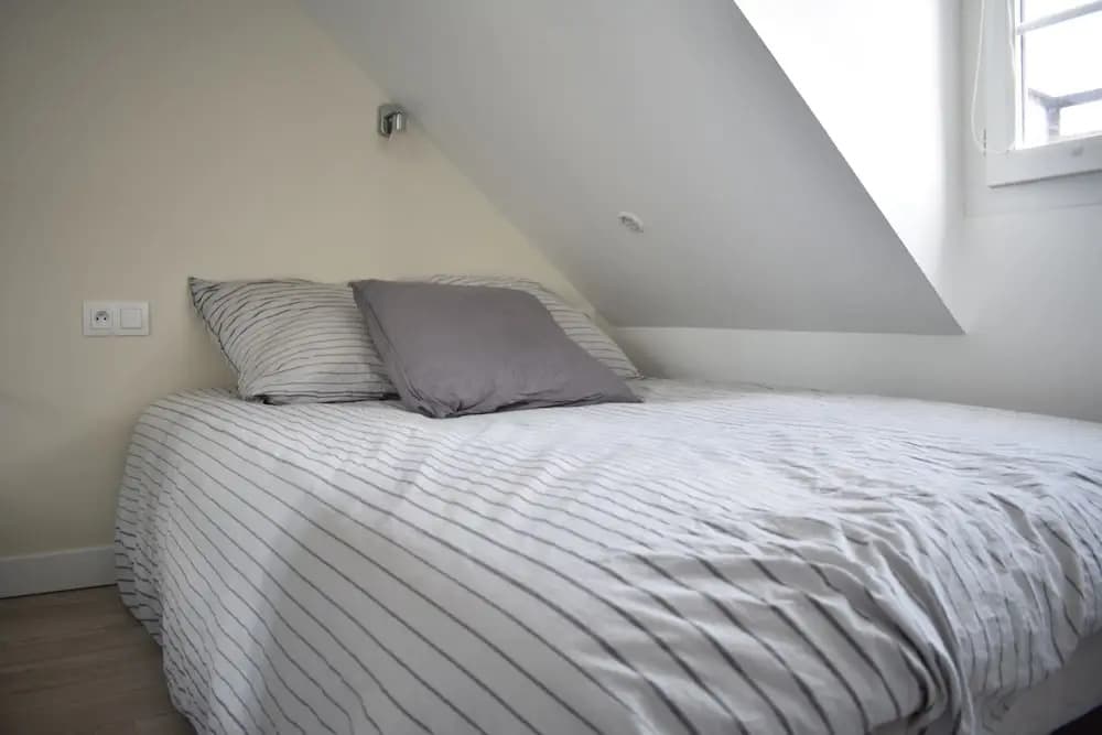 Cosy Renovated 1 Bedroom Apartment in 10th - photo 5