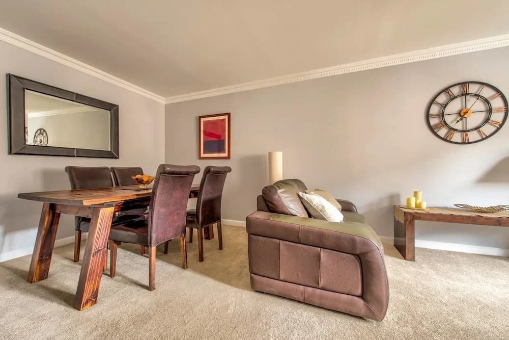 Gorgeous 2BR City Centre Apt with Parking - photo 4