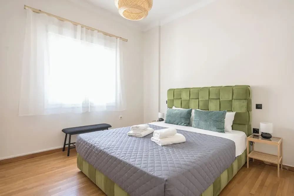 Stylish 2 Bd Urban Retreat Near Panormou - photo 1
