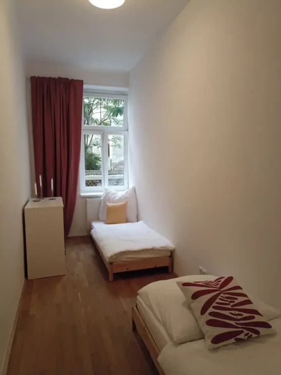 170sqm With Private Garden, 9 Bedrooms, 2 Kitchens - photo 4