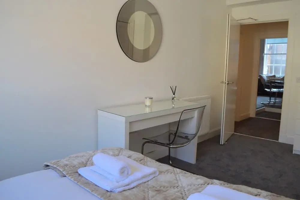 Central 3 Bedroom Flat - photo 9