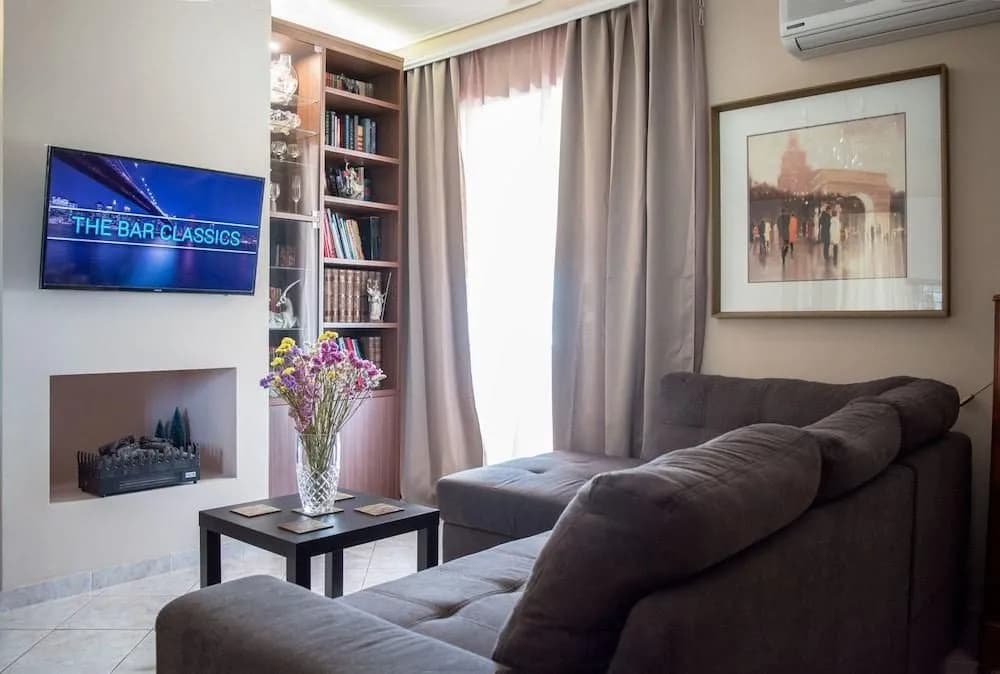 Aphrodite 6th flr apt 5' from metro - main photo