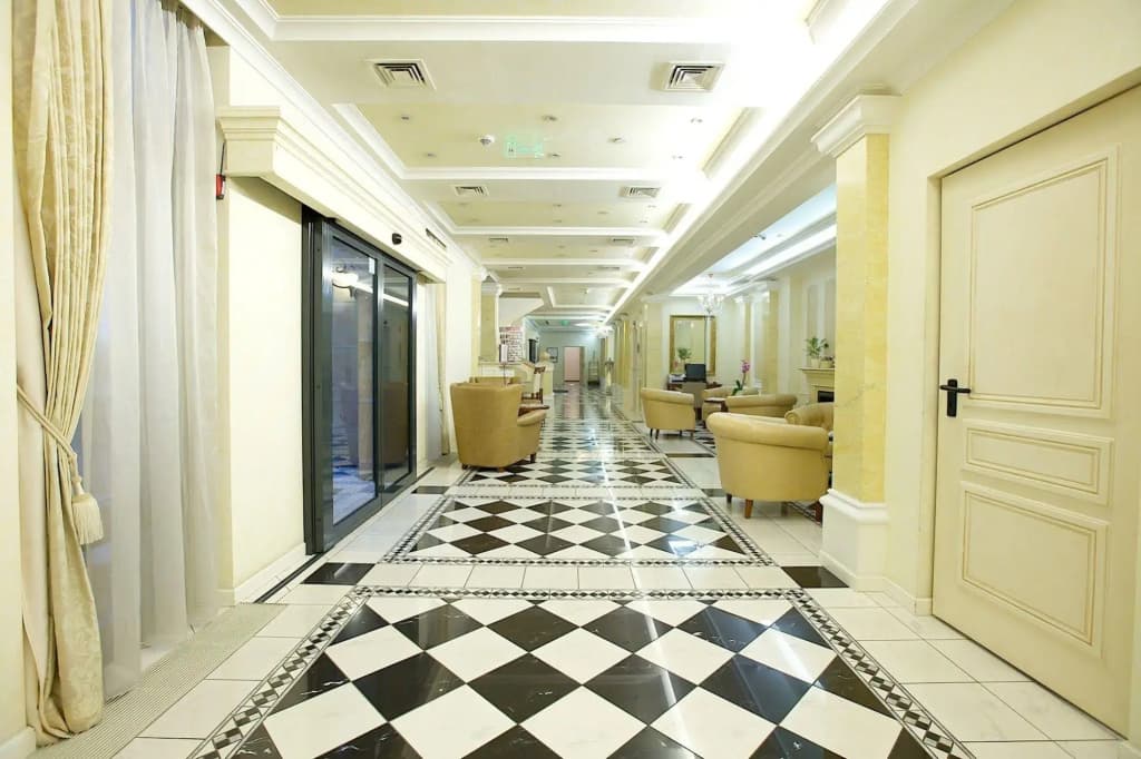 Queen's Court Hotel & Residence - photo 17